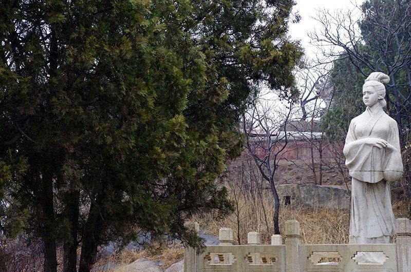 Um templo foi erguido em homenagem à Meng Jiangnü nos arredores da Grande Muralha