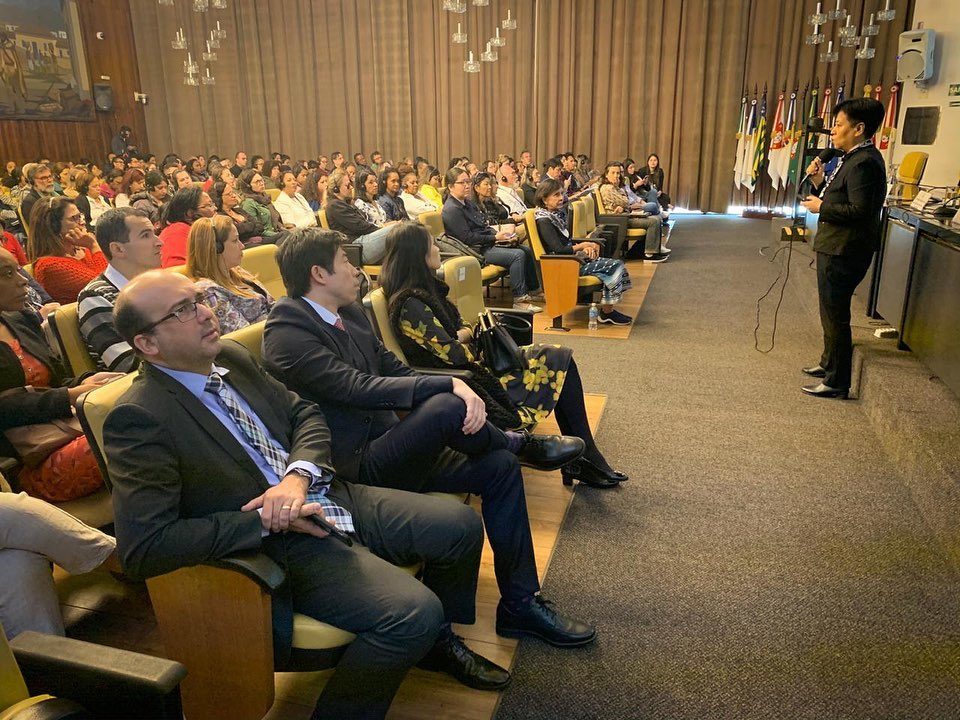 O presidente do Ibrachina, Thomas Law, e a diretora do Instituto, Ana Law, na primeira fileira do seminário