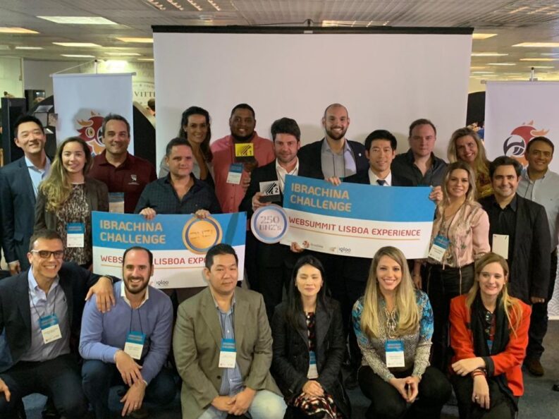 O presidente do Ibrachina, Thomas Law, entre os jurados da banca e as startups vencedoras {{brizy_dc_image_alt entityId=